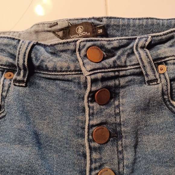 Volcom Denim Shorts Size 28 High-Rise Girlfriend 28Wx2L 11" Waist to Hem, Cuffed - Picture 6 of 8